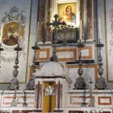Un�icona centrale della Madonna col Bambino, illuminata da un altro candelabro a sette bracci, � circondata sui lati da icone di santi all'interno di medaglioni